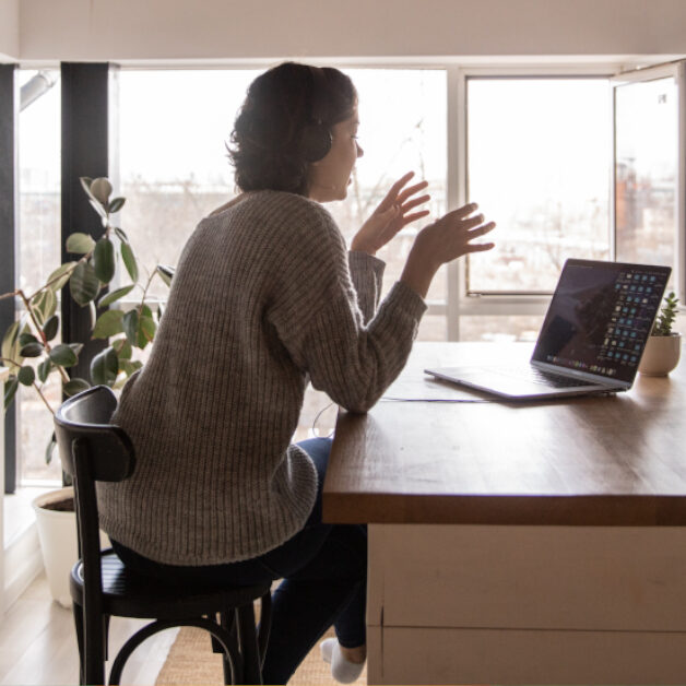 Mulher em videochamada